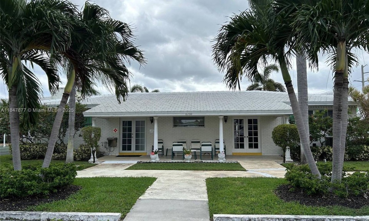 Imperial Point Apartment | Calling all snowbirds! One bedroom with pool and close to the beach.