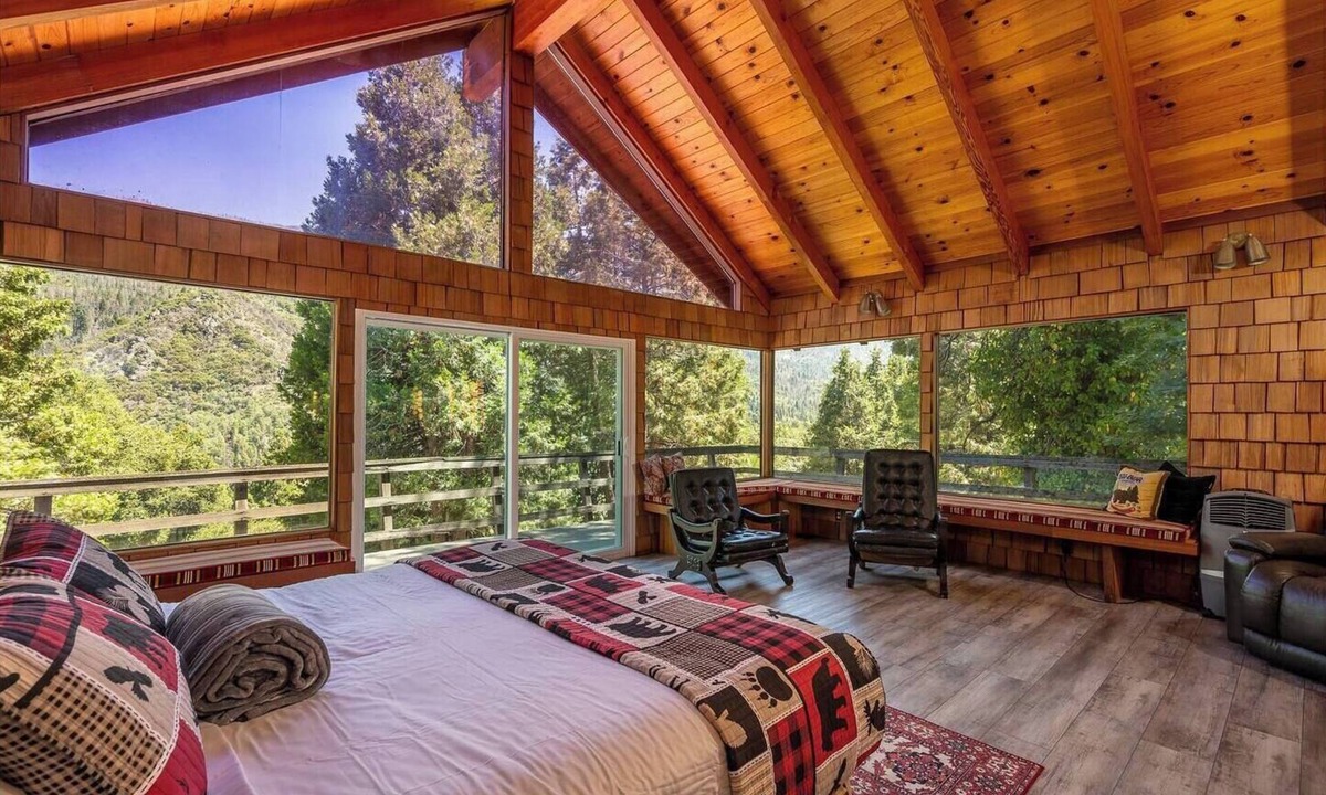 Springville Cabin | Camp Nelson Chalet + Bunkhouse | Hot Tub | Game Room