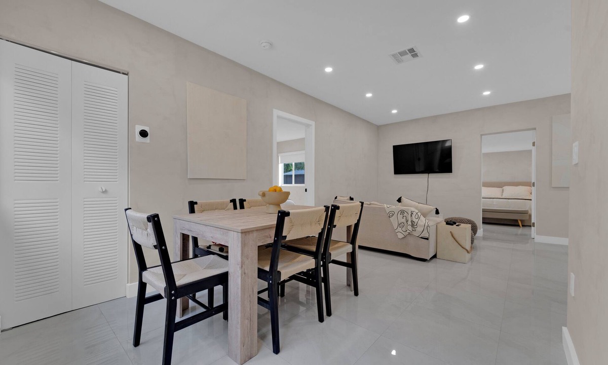 Survey Creek Villa | Casa Copal: Modern and Stylish Retreat minutes away from Hollywood Beach
