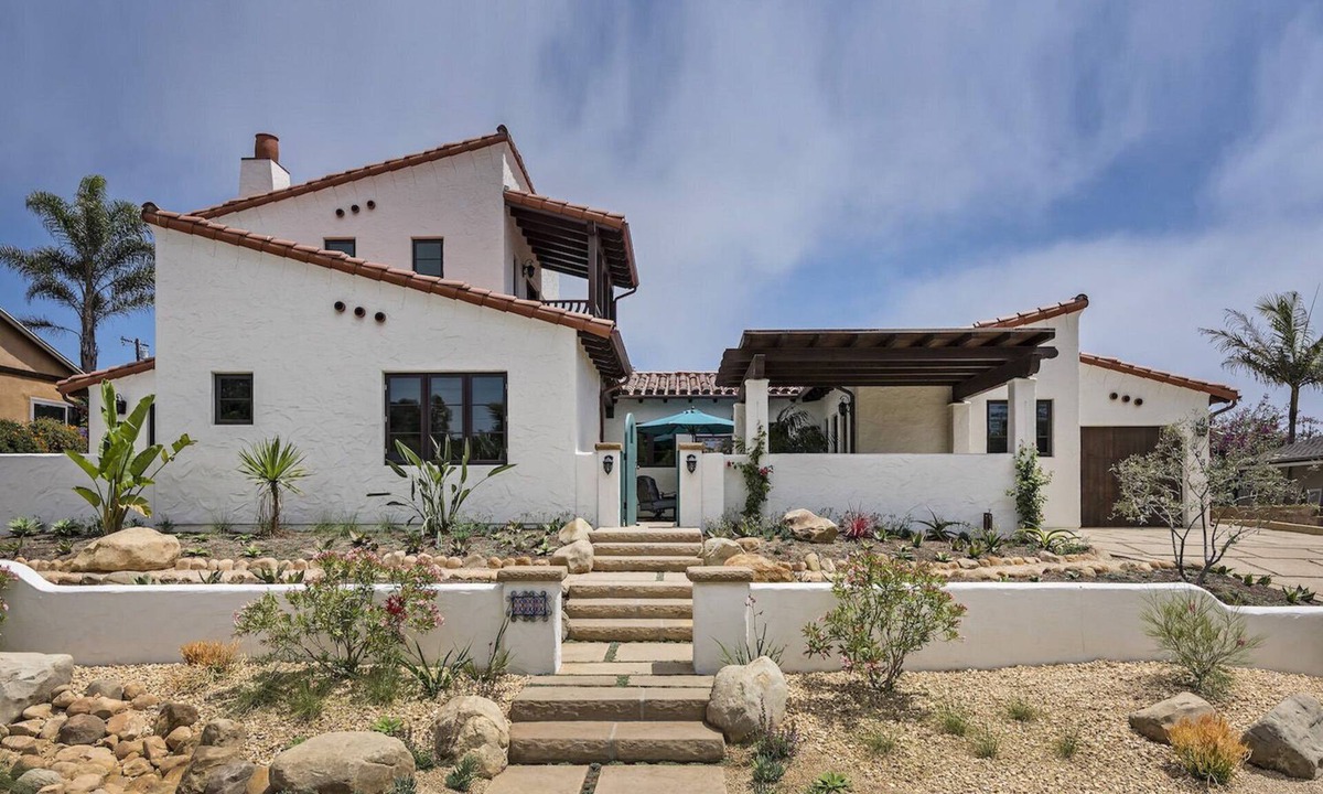 West Mesa House | Casa de Lujo | Spanish Seaside Retreat | Steps from the Beach