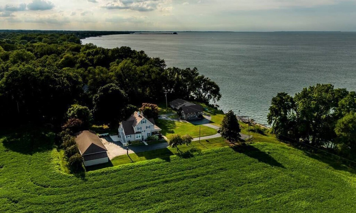 Huron House | Casa Mañana Lakefront 6 bedroom Upscale farmhouse.