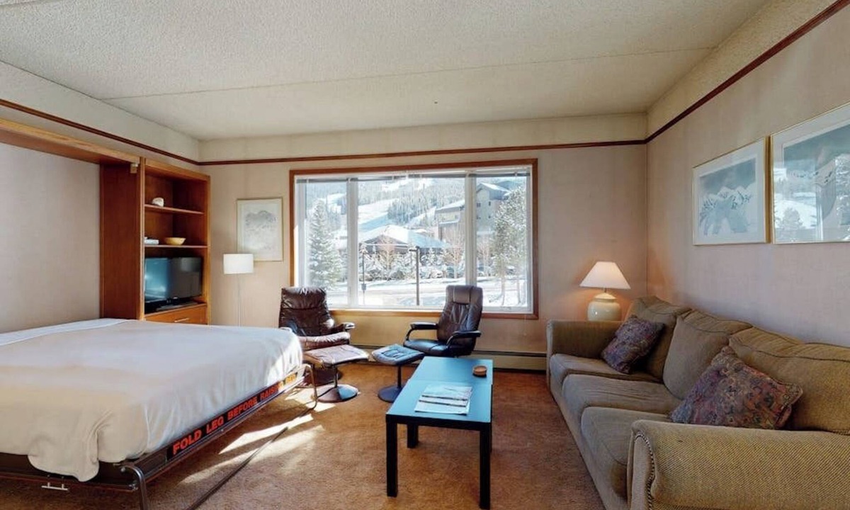 Copper Mountain Village Apartment | Casual ski studio with mountain views and shared hot tub - close to ski lifts