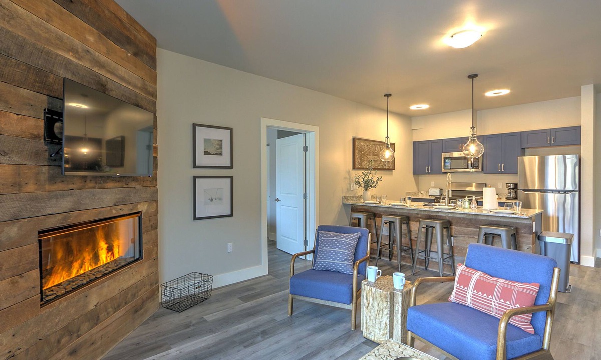 Glenwood Springs Apartment | Caverns Village Condo #307, Steps from Iron Mt. Hot Spgs, Near Gondola & Downtwn
