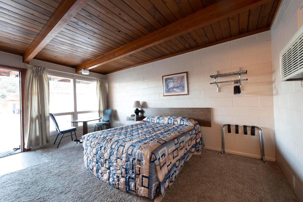 McCook Hotel | Cedar Inn