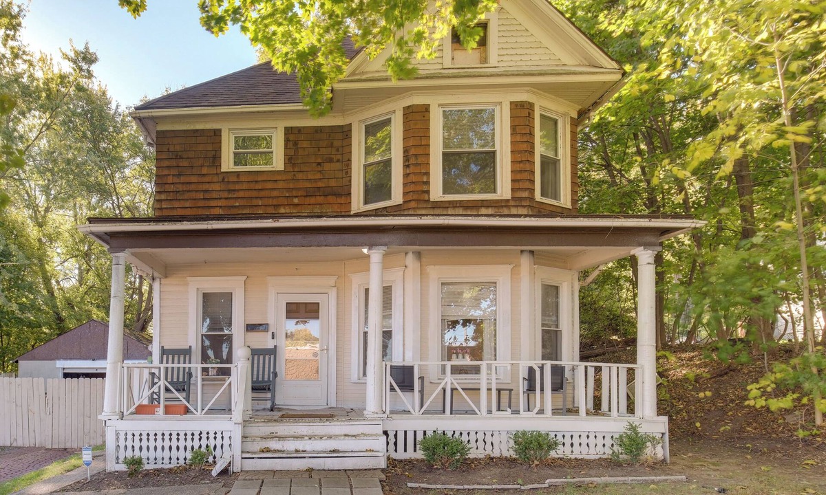 Akron House | Central Akron Stay! Large Victorian Home w/Yard