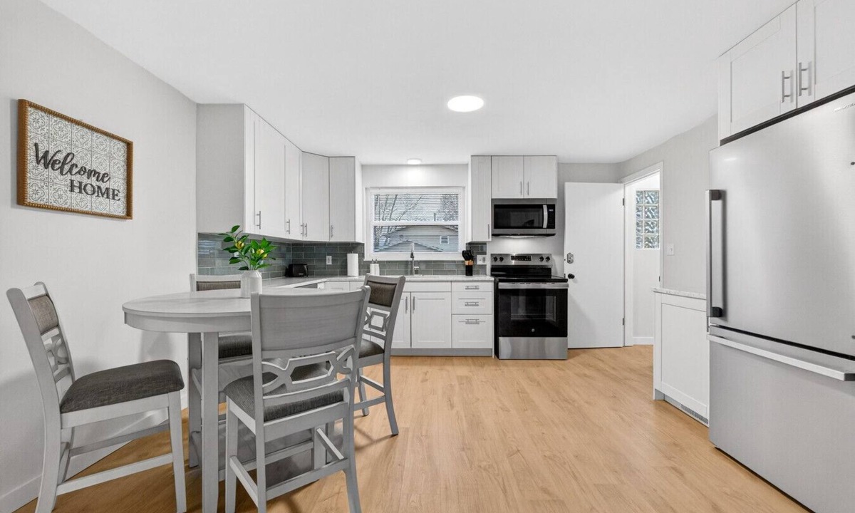 North Canton Apartment | Central Cozy 2BR w/Garage & Airport Nearby