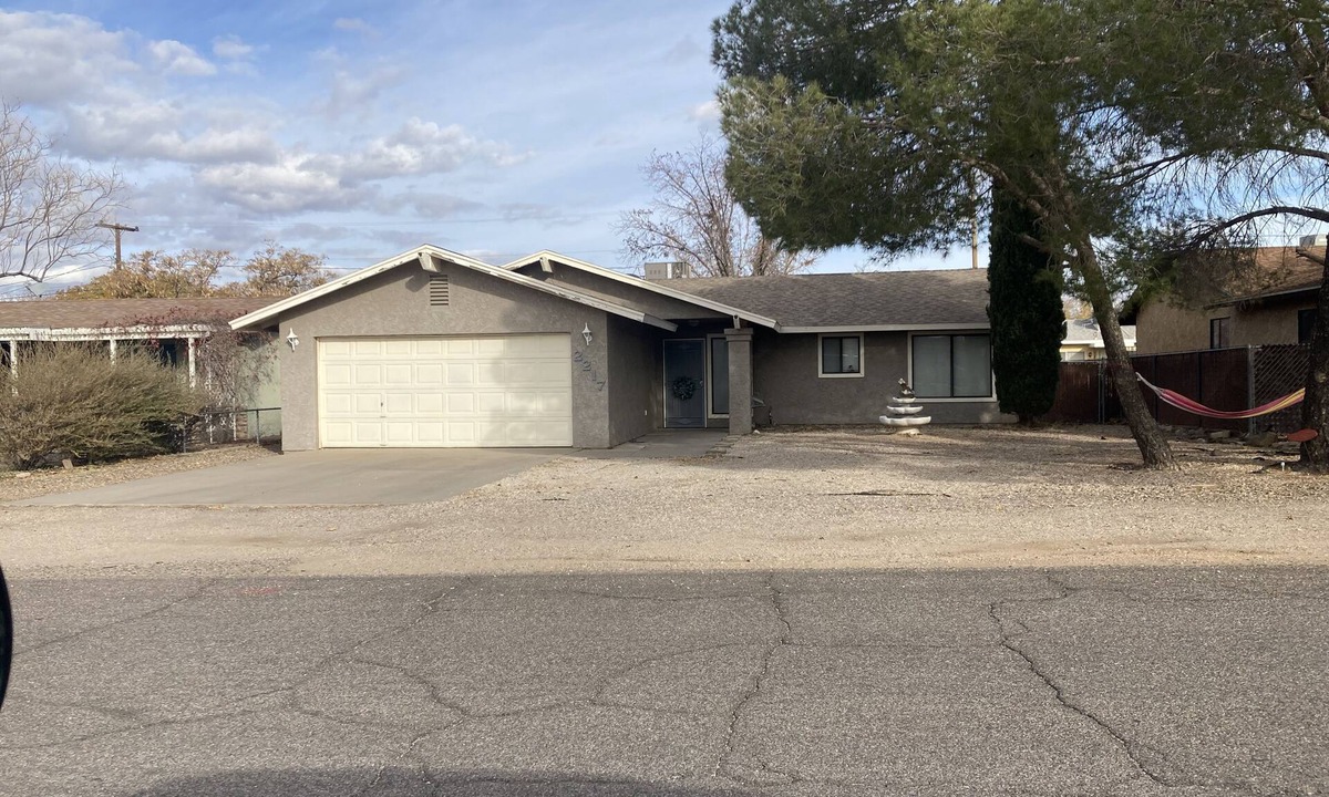 Kingman Cottage | Centrally located, fenced backyard, and pets welcome! Enjoy Hualapai mountains!