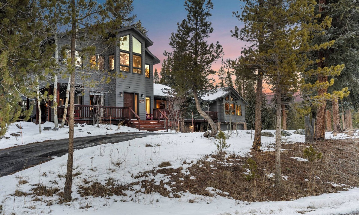 Blue River House | Chalet Ember is a luxury mountain retreat near Breckenridge designed for large groups. Enjoy a private sauna, outdoor hot tub, fire pit, and warm modern alpine interiors—perfect for ski trips, multi-family getaways, and year-round mountain escapes.