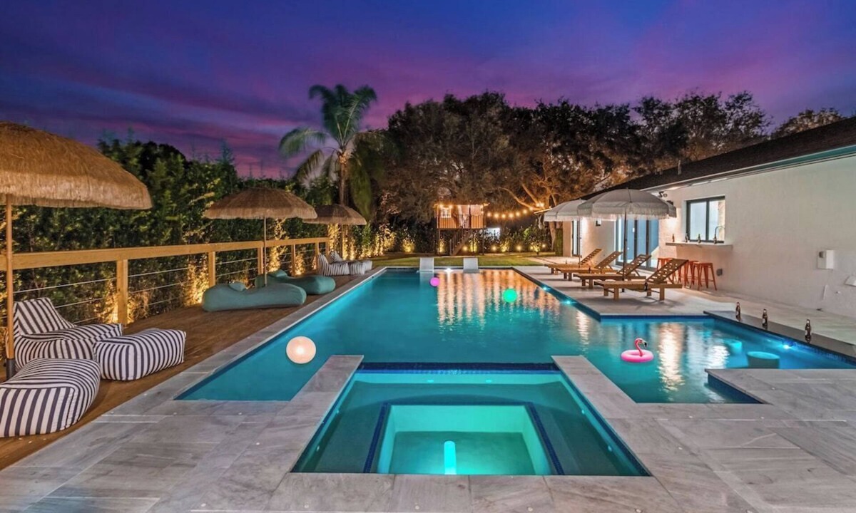 Sunrise Villa | Charm Villa | Treehouse | Cinema & Courts