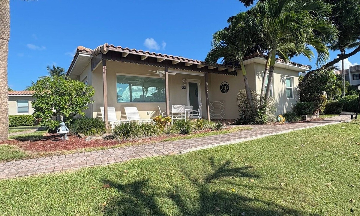 Hillsboro Beach Villa | Charming 2-bedroom villa in superb Hillsboro Beach oceanfront resort.