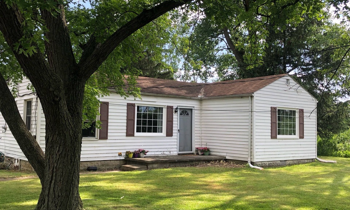 Bowling Green House | Charming 2-bedroom house just outside Bowling Green with optional Spa services