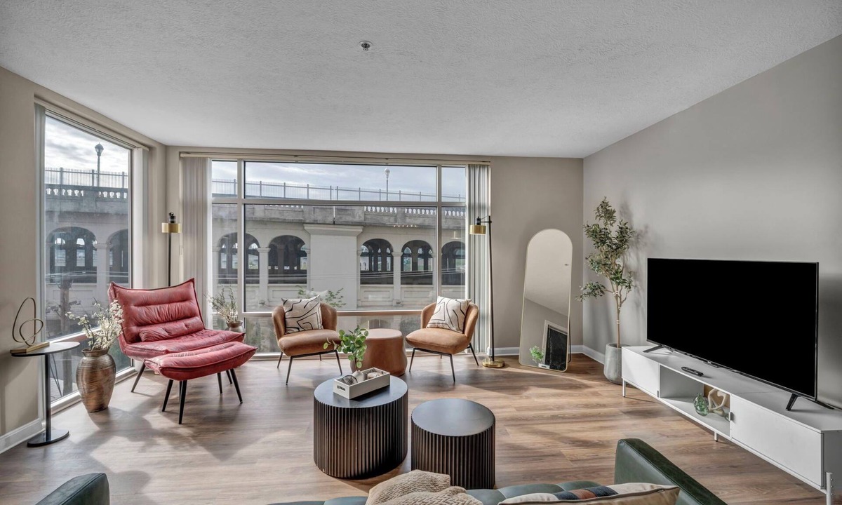 Ohio City Apartment | Charming 2-bedroom apartment, City-Life, Free Parking, 24/7 Hour Gym