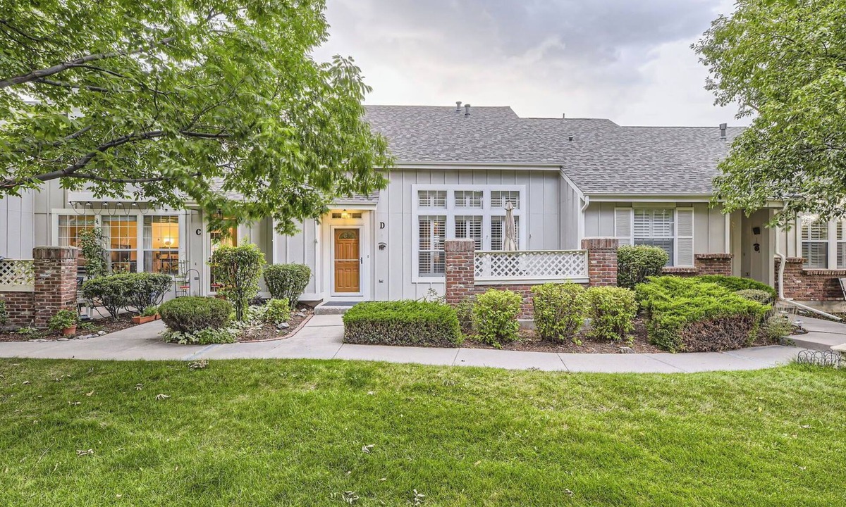 Littleton House | Charming 2-bedroom townhome Fully Furnished 60+ Day Rental