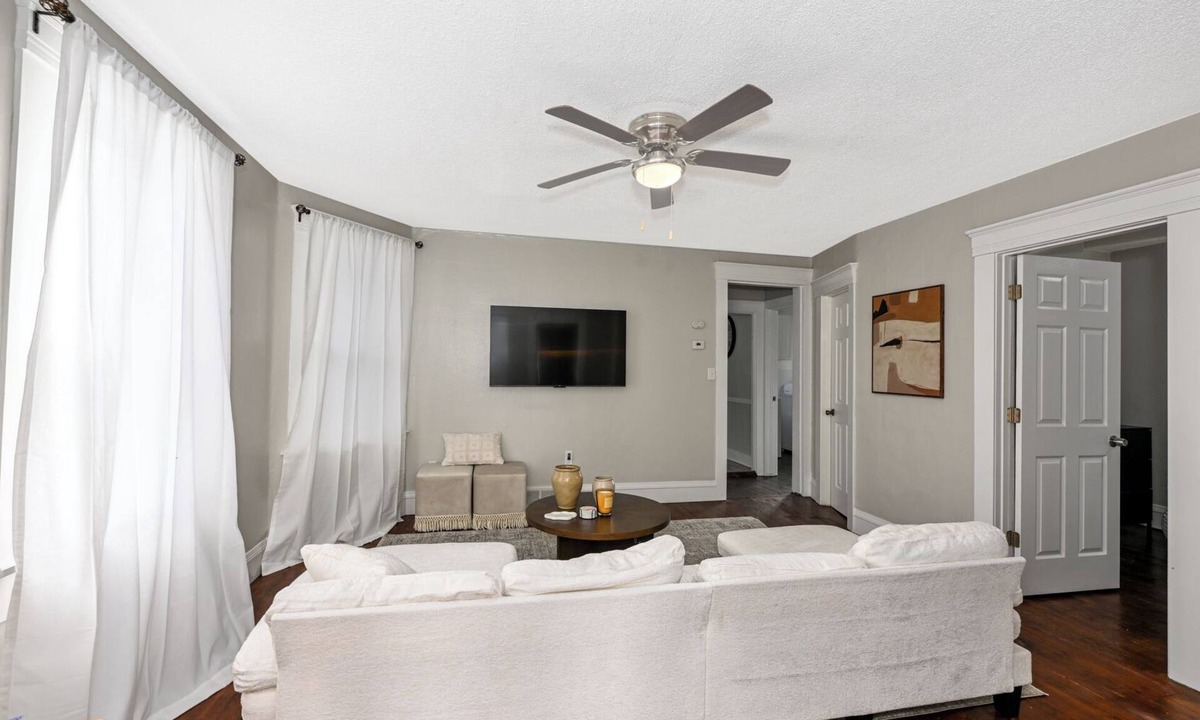 Cleveland House | Charming 3-bedroom house in Cleveland with WiFi and AC