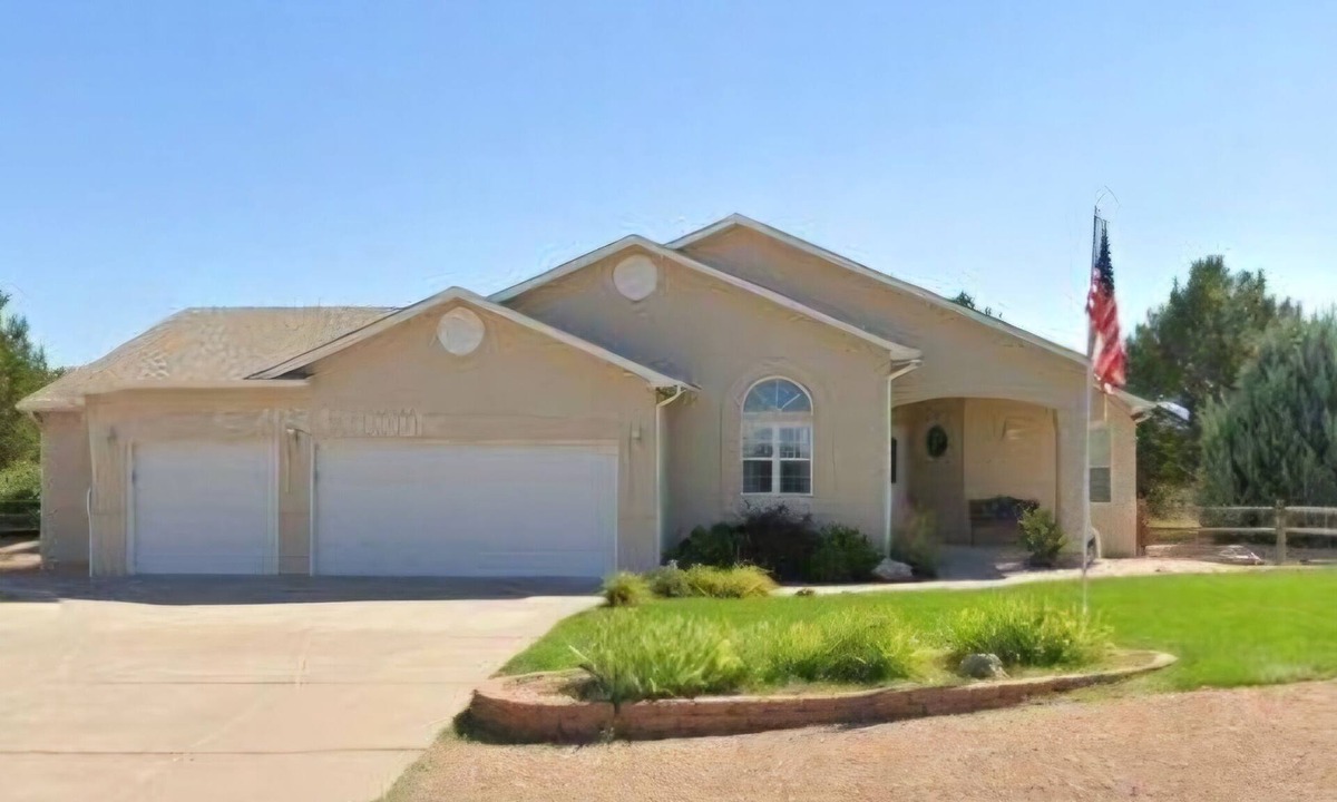 Pueblo West House | Charming 3-bedroom house with office by Desert Hawk Golf Course