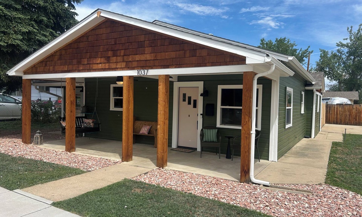 Louisville House | Charming cottage located in historic downtown Louisville.