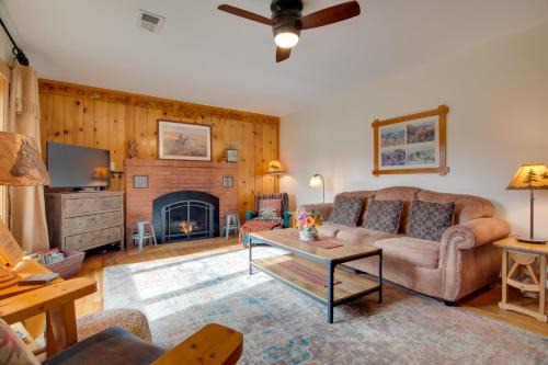 Estes Park House | Charming Estes Park Cabin w/2 Private Patios!