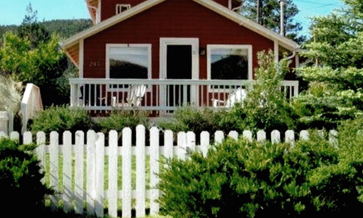 Estes Park House | Charming Hilltop Cottage Near Downtown Estes with Views A/C WIFI and Parking!