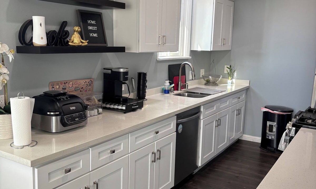 Whittier House | Charming Modern Dog Friendly 3-bedroom House near Disneyland