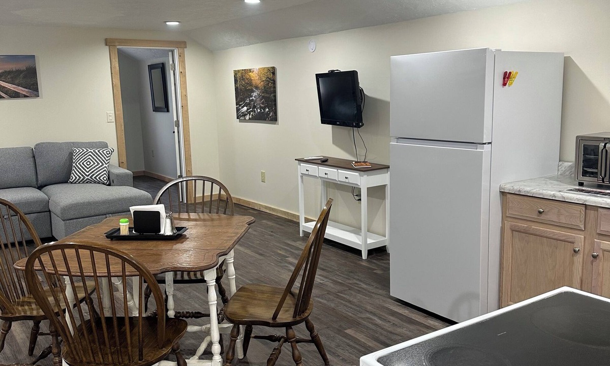 Conneaut Lake Apartment | Charming pet friendly 1-bedroom apartment with WiFi, AC in quaint Conneaut Lake