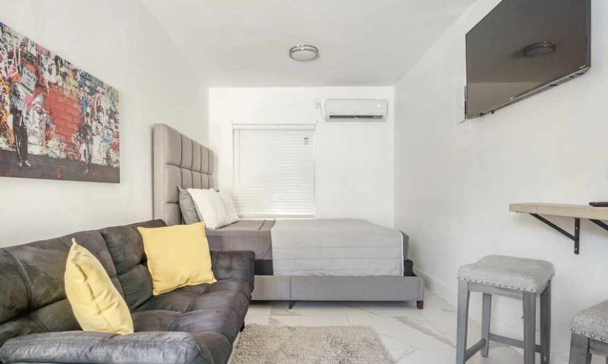 Santa Barbara Estates Apartment | Charming Studio Apartment in Sunny Pompano Beach, Florida - Your Ideal Getaway!