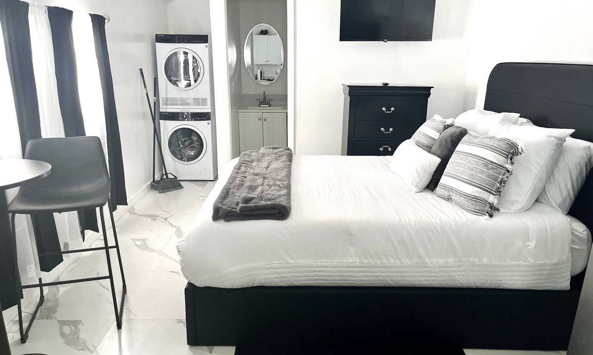 Miami Gardens Apartment | Charming studio in welcoming Miami Gardens, 4 minutes from the HardRock Stadium.