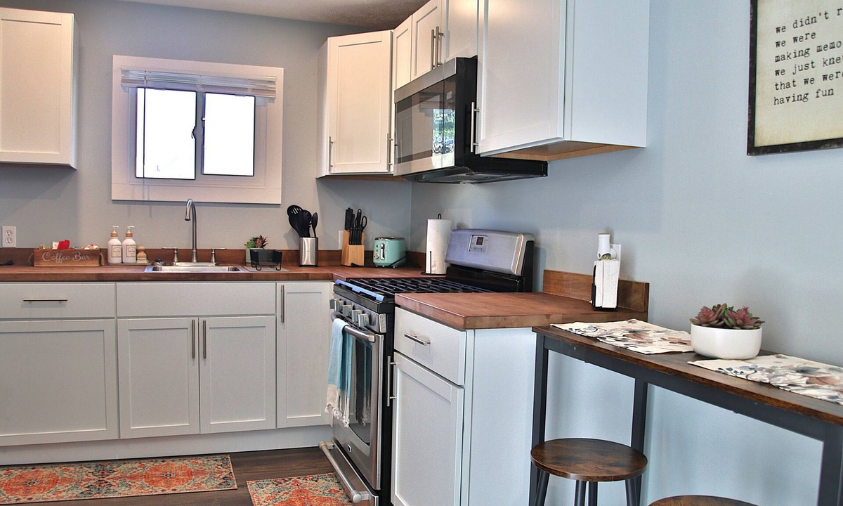 Lakewood House | Charming upper duplex, walking distance of dining and Lakewood fun!