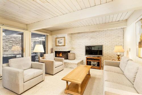Aspen House | Chateau Roaring Fork Unit 37, Spacious Condo, Close to Downtown. Pool, Hot Tub, Fitness Center