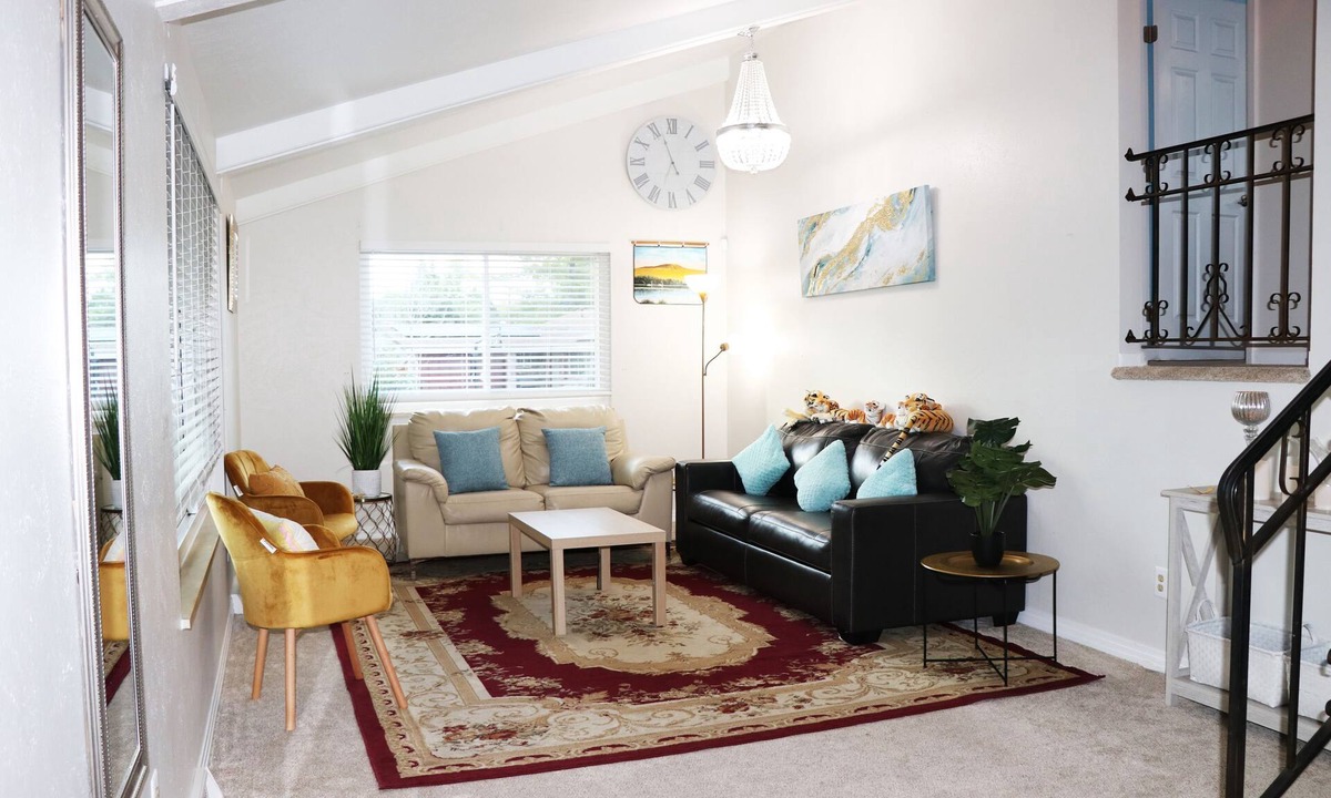 Southeast House | CHEERFUL 3 BEDROOM HOME WITH HUGE BACKYARD
