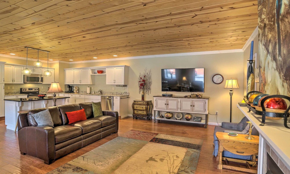 Tiffin Cottage | Cheerful Tiffin Digs in the Heart of Downtown