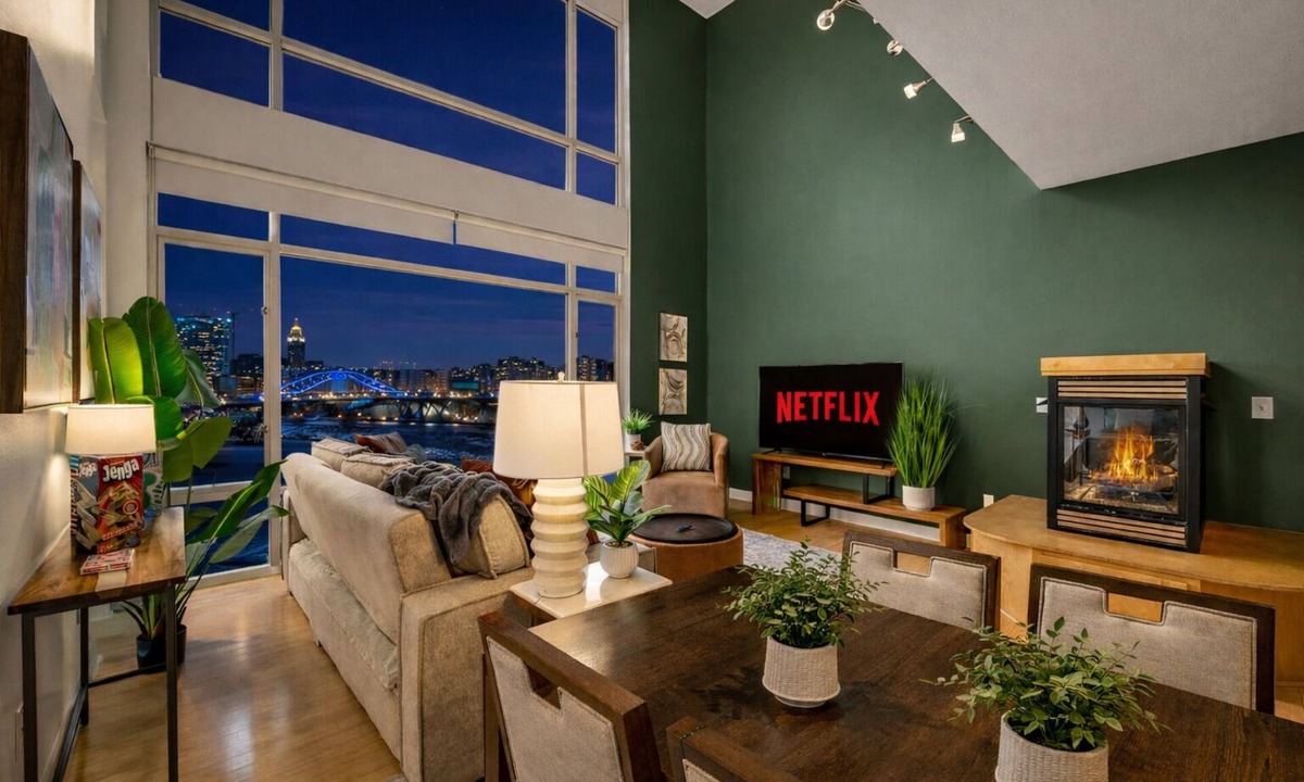 Ohio City Apartment | City Escape Penthouse - Free Parking 247 gym