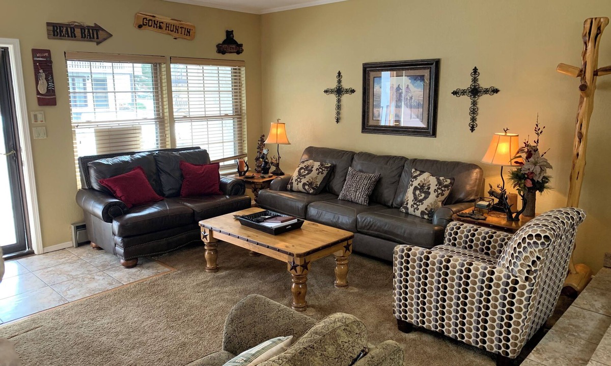 Red River Apartment | Claim Jumper #9 Townhouse