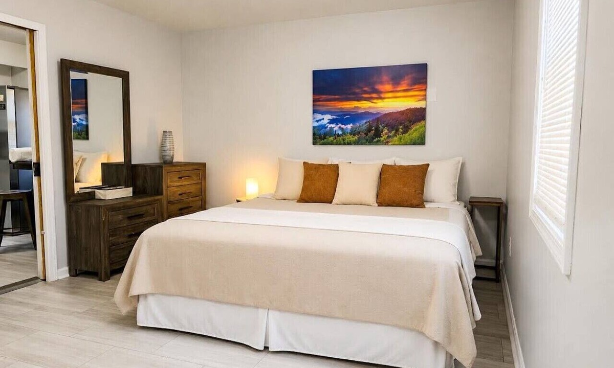Oberlin House | Classy Oberlin Stay | Near Dining, Shops & College