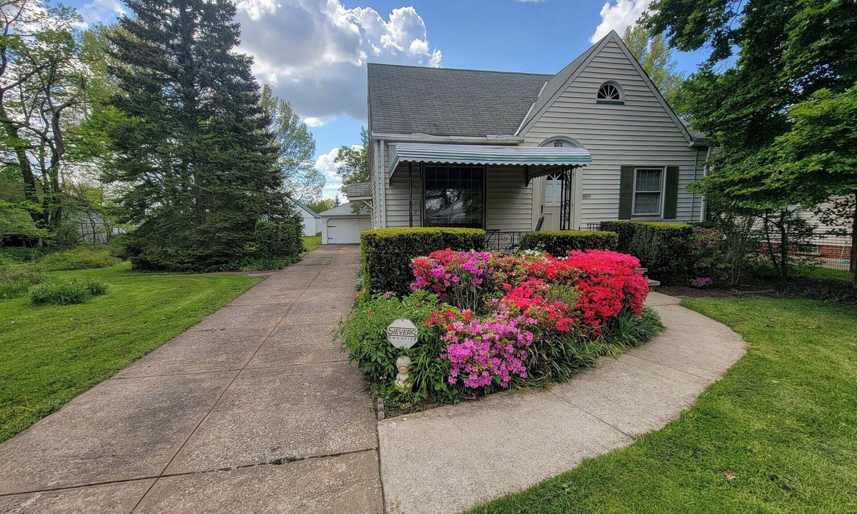 Cleveland House | CLE Garden Retreat, 4-Min to Airport & Metroparks, Ping Pong, BBQ & Private Yard