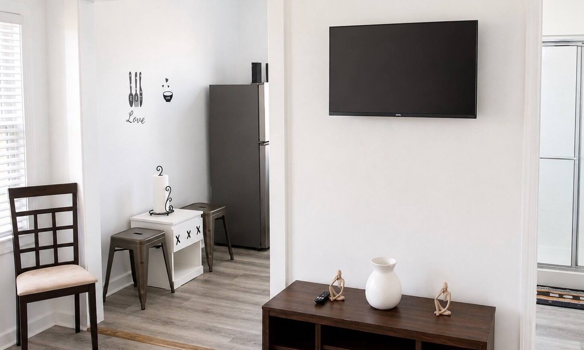 Glendale Apartment | Clean Private Apt in Modern Relaxation