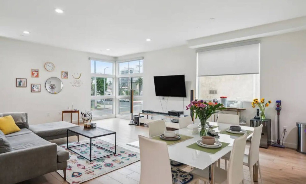 Sherman Oaks House | Close to Hollywood and Getty with a Panorama Deck