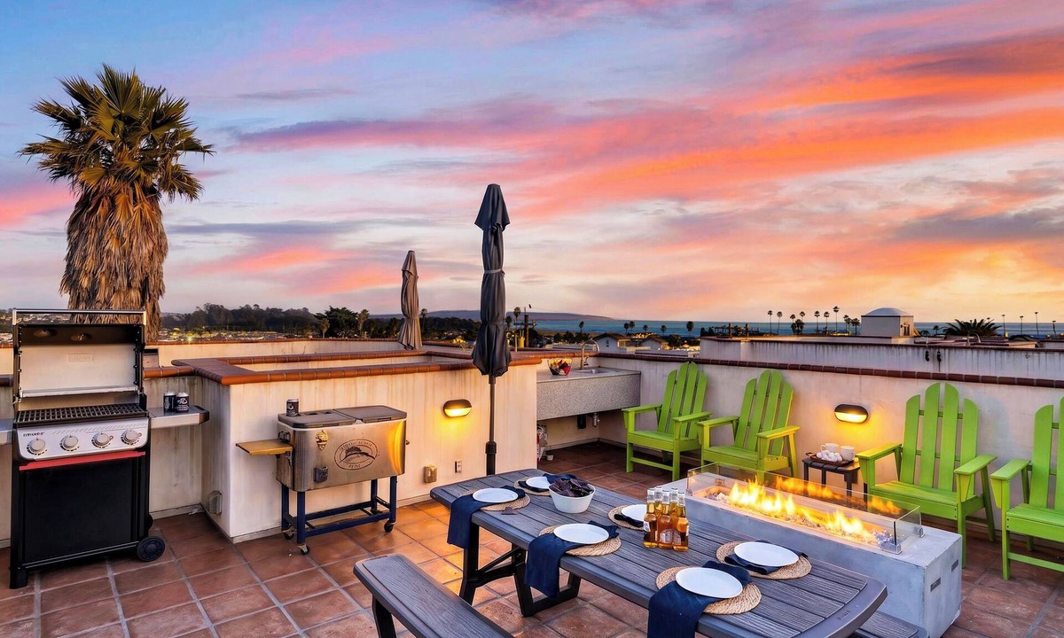 Downtown House | Coastal Luxury Living Rooftop Fire Pit + 2 Blocks from Beach | Stimson