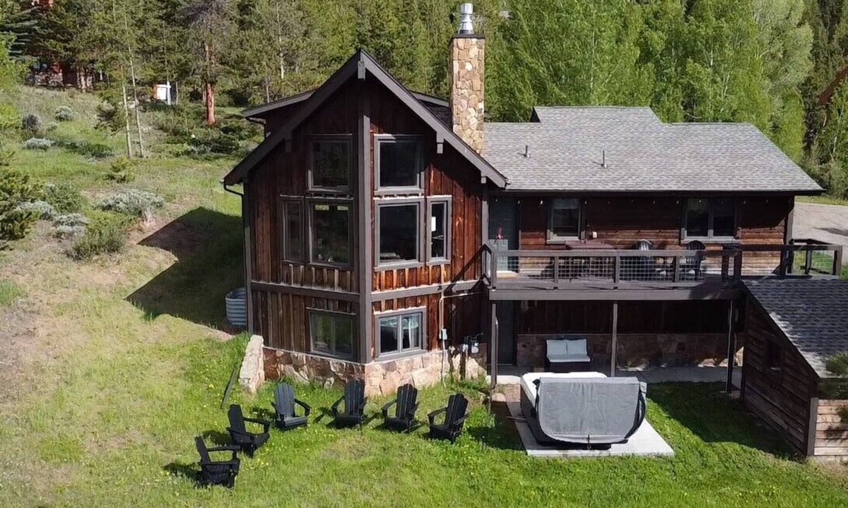 Innsbruck Val Moritz Cabin | Colorado Home with Hot Tub! Close to Ski Resorts, Golf and Lakes