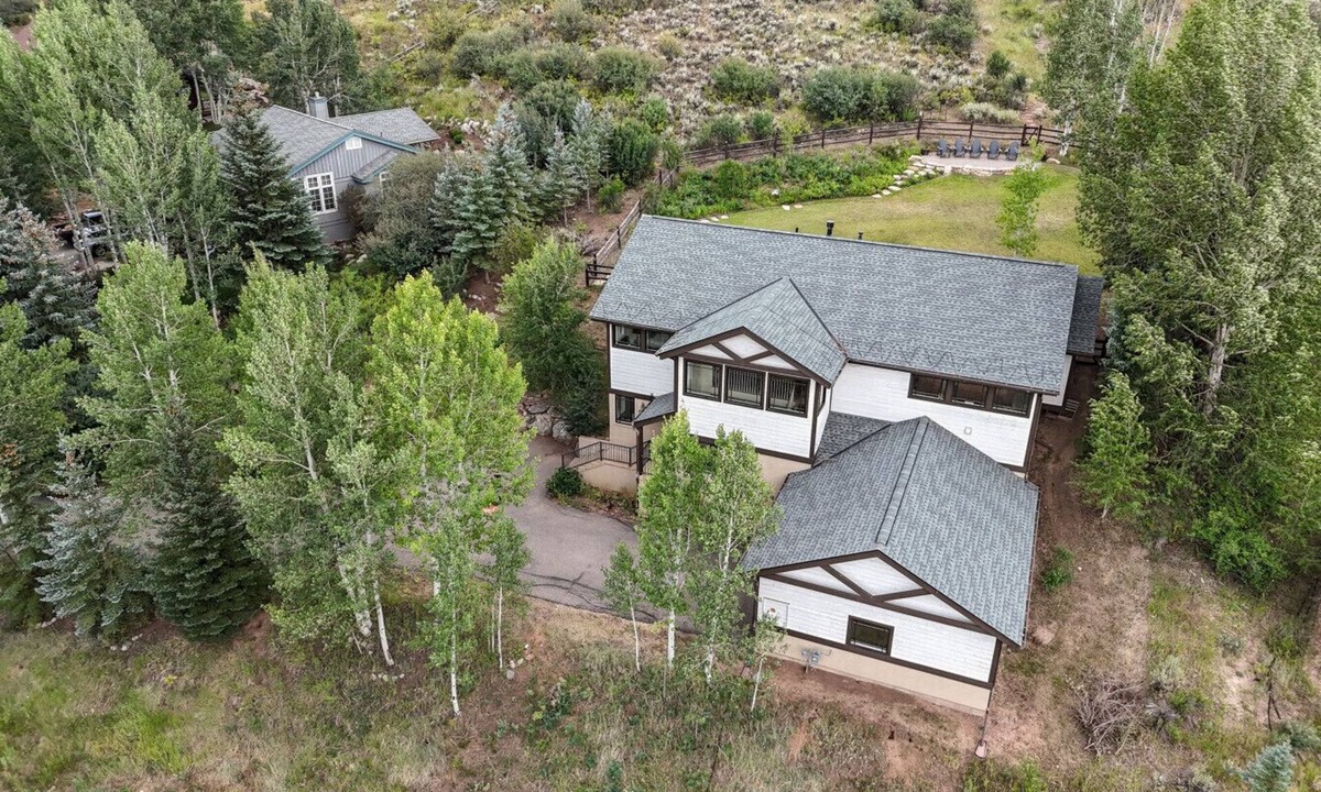 Edwards House | Colorado Mountain Getaway – 5BR/3BA, Hot Tub, Near Vail