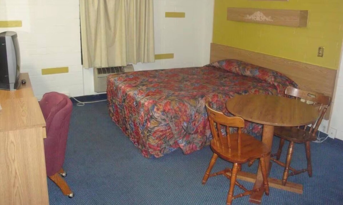 Lake Havasu City Hotel | Comfortable Pet-Friendly Room + Enjoy Relaxation Minutes from London Bridge