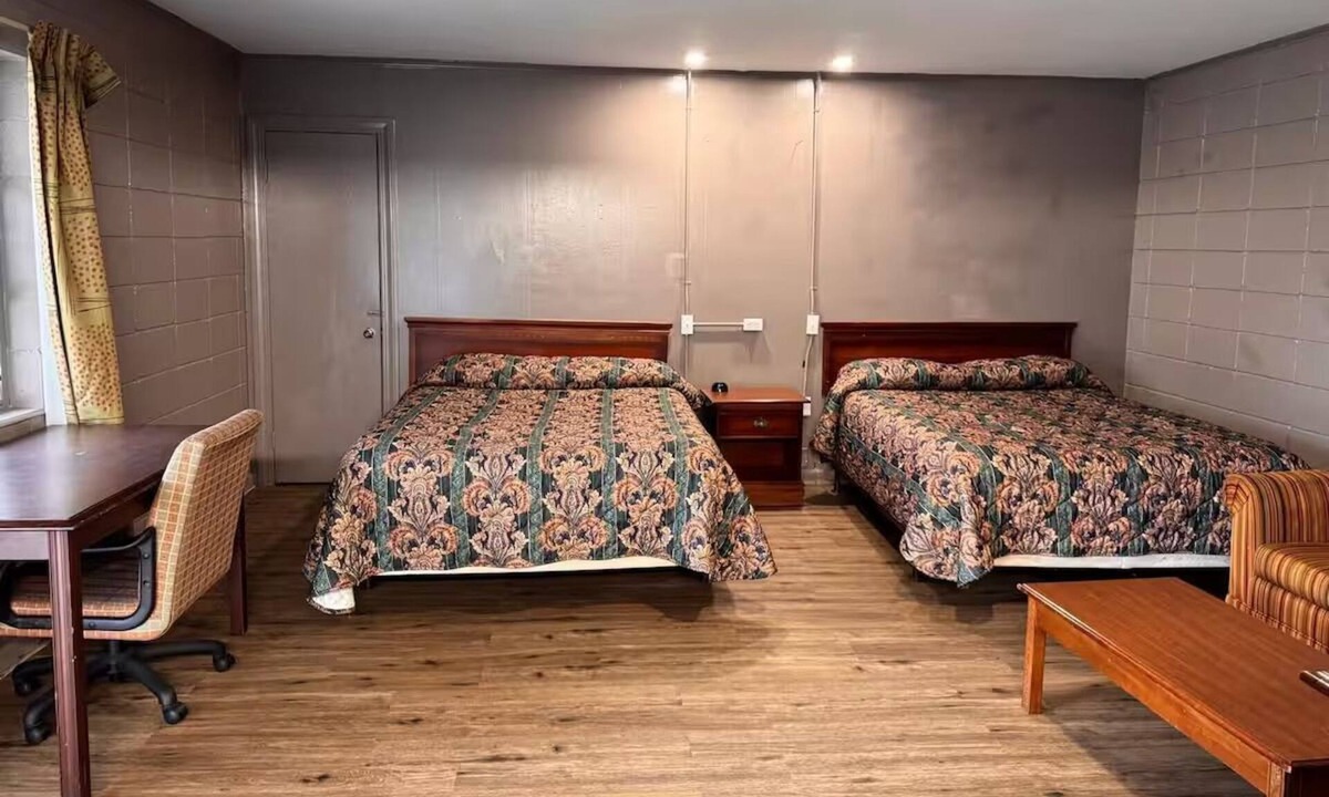 Dothan Hotel | Comfortable Pet-Friendly Room Near Dothan Attractions! w/Free Parking