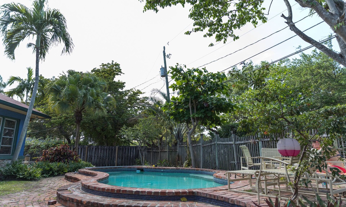 Downtown Fort Lauderdale House | Confortable old Florida coral house 3 bed 2 bath pool and peacocks Las olas 1mil