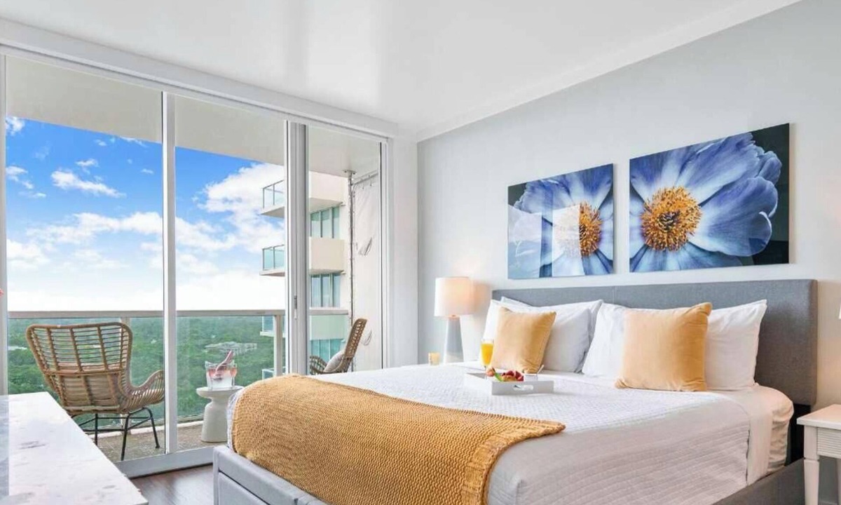 Coconut Grove Apartment | Contemporary Studio | Steps to Peacock Park