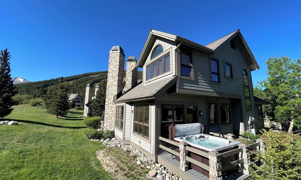 East Village at Copper House | Copper Mt. 4 bd Home, WALK to LIFT, Private HOT TUB, Sleeps 10, W/D, Garage