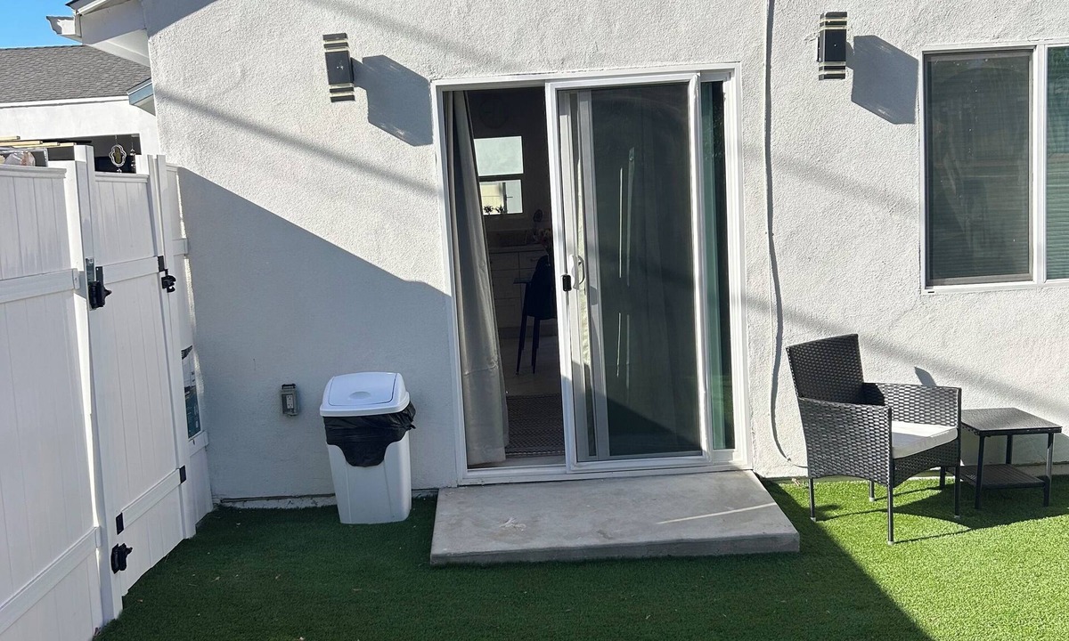 Winnetka Apartment | Cozy 1-bedroom apartment in Los Angeles with AC