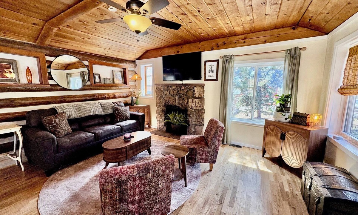 Woodland Park Cabin | Cozy 1-bedroom cabin with mountain views and walkable location. [STR Lic 341658]