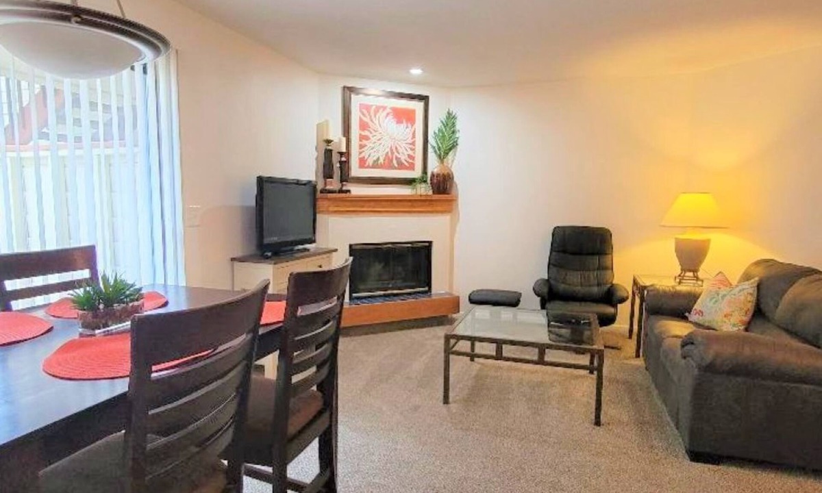 Englewood Condo | Cozy 1-BR Condo -Affordable & Conveniently located