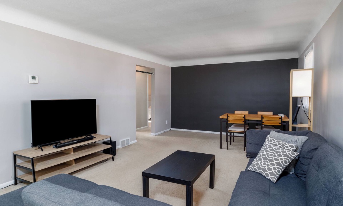 Rocky River Apartment | Cozy 2BR Upstairs Unit Near Cleveland Clinic & I-90
