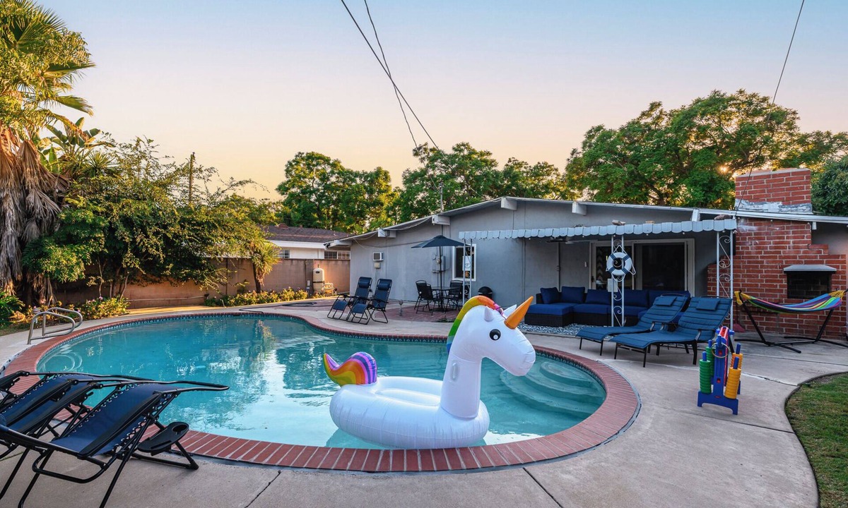 Fullerton House | Cozy 4-bedroom house with Pool. Mins to Disney