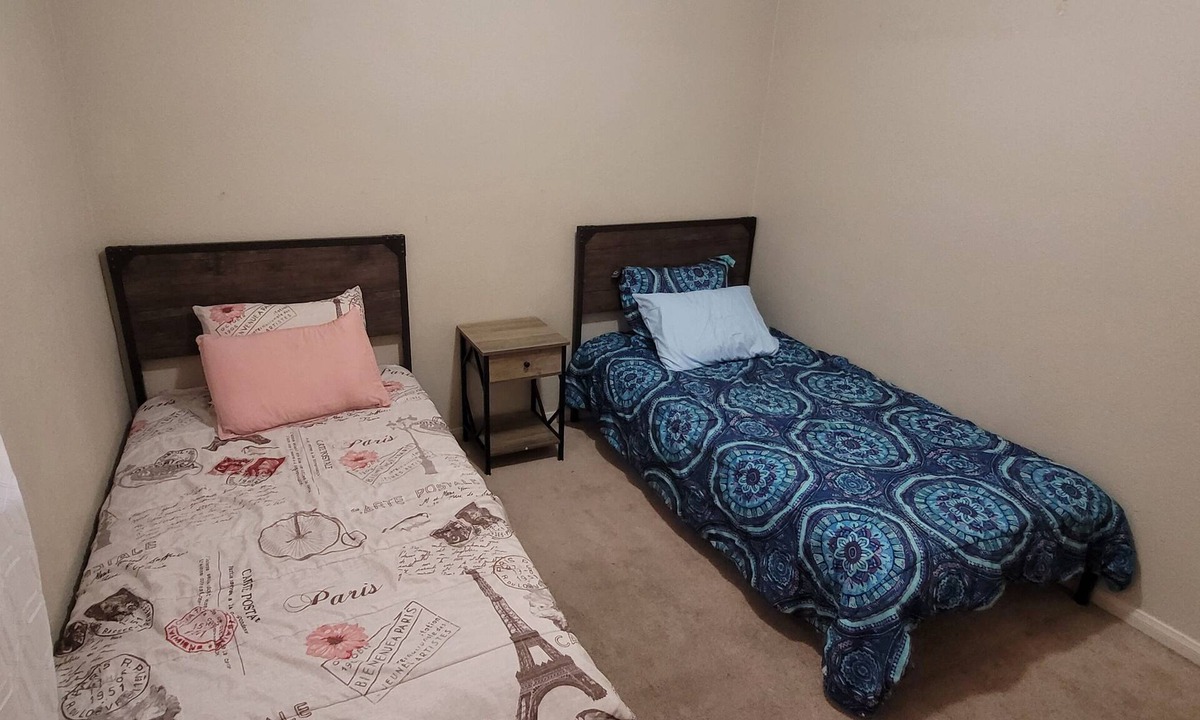 El Capitan Ranch House | Cozy and Private Room #3 with 2 Twin Beds and a Full Bath